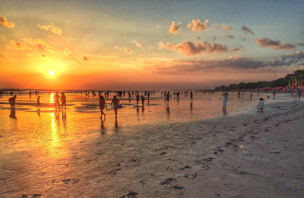 Sunset walk along the Seminyak beach - La Villa Des Sens - Bali